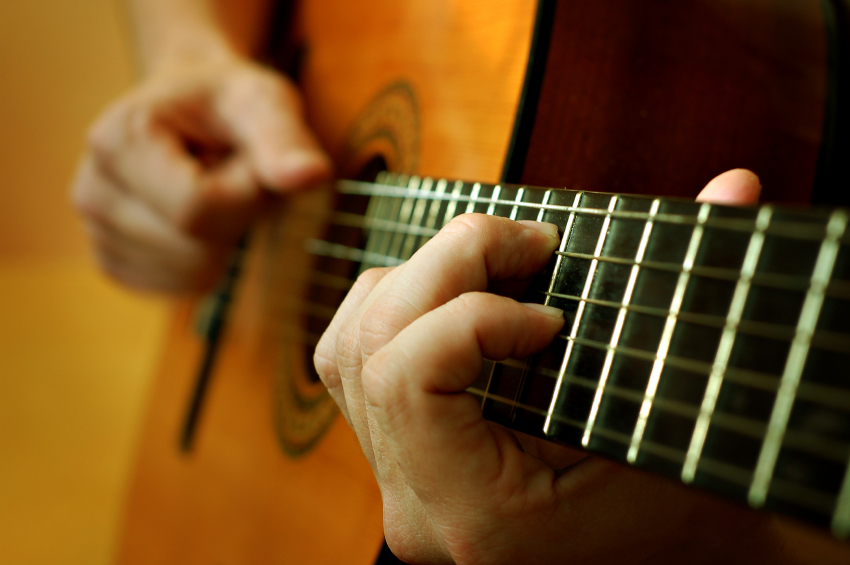 C&acirc;y đ&agrave;n guitar l&agrave; m&oacute;n qu&agrave; Valentine tuyệt vời cho những anh ch&agrave;ng đam m&ecirc; &acirc;m nhạc v&agrave; biết đ&aacute;nh guitar