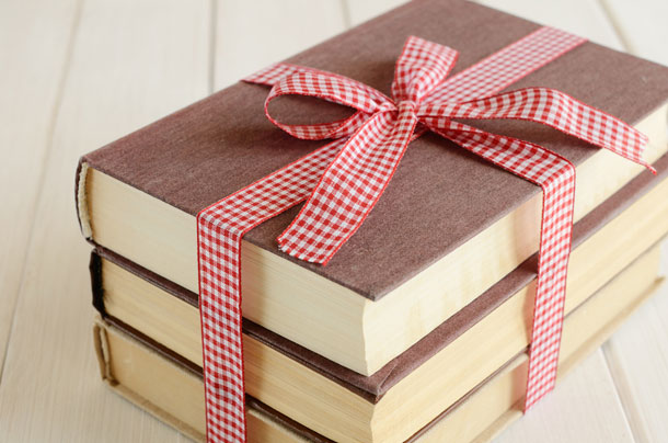 Còn gì tuyệt vời hơn với một cô nàng mọt sách khi nhận được quà tặng Valentine là cuốn sách yêu thích Còn gì tuyệt vời hơn với một cô nàng mọt sách khi nhận được quà tặng Valentine là cuốn sách yêu thích