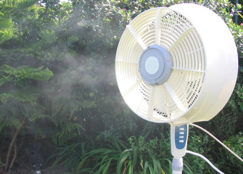 Lợi &iacute;ch v&agrave; bất cập của quạt phun sương