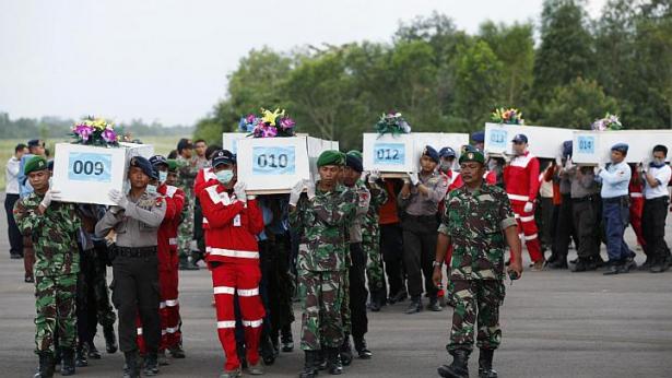 Thi thể c&aacute;c nạn nh&acirc;n được đưa l&ecirc;n m&aacute;y bay qu&acirc;n sự để chở về Surabaya, nơi chiếc m&aacute;y bay gặp nạn khởi h&agrave;nh
