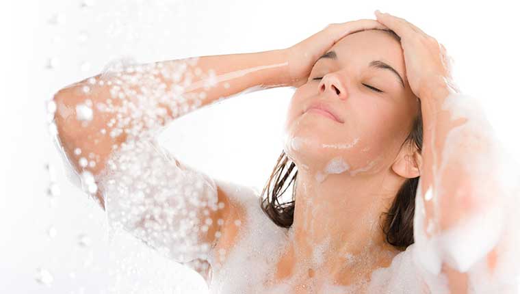 Tắm thường xuy&ecirc;n l&agrave; một trong những c&aacute;ch giảm ra mồ h&ocirc;i m&ugrave;a h&egrave;
