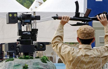 Robot l&iacute;nh g&aacute;c của H&agrave;n Quốc