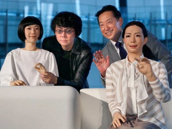 Hai robot Otonaroid v&agrave; Kodomoroid