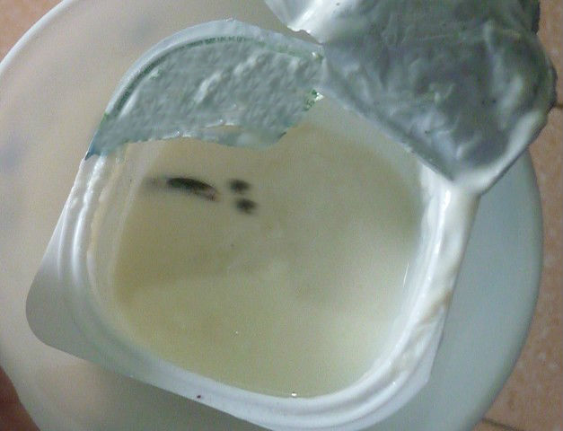 r&ugrave;ng m&igrave;nh ph&aacute;t hiện dị vật trong sữa chua