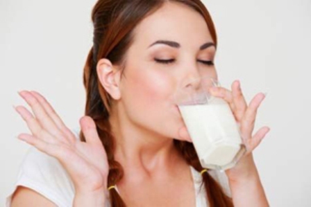 r&ugrave;ng m&igrave;nh ph&aacute;t hiện dị vật trong sữa chua