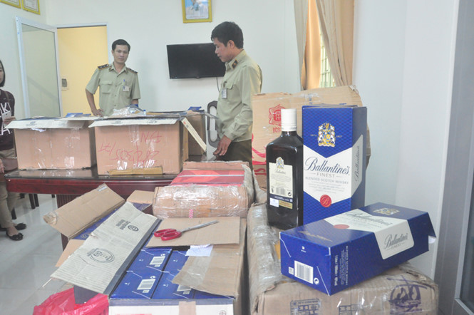 252 chai rượu lậu mang nh&atilde;n hiệu Ballantines