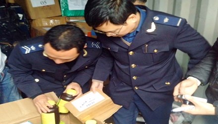 Lực lượng chức năng đang kiểm tra số rượu lậu 