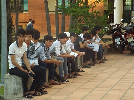 Thí sinh dự thi vào ĐH Nha Trang tranh thủ ôn lại bài trước khi đợi giám thị gọi vào phòng thi
