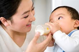 N&ecirc;n kiểm tra gi&aacute; sữa cũng như so s&aacute;nh mức gi&aacute; v&agrave; chất lượng giữa c&aacute;c loại sữa để chọn được sữa tốt nhất cho trẻ. 