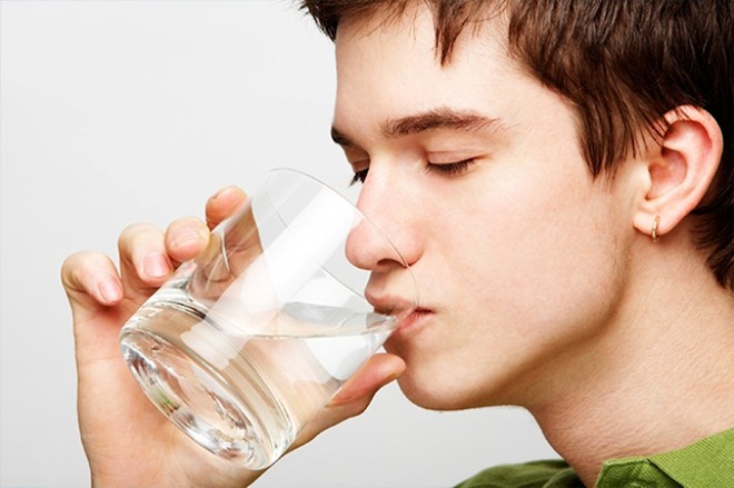 Sai lầm trong ăn uống khi d&ugrave;ng nước g&acirc;y ra nhiều hệ lụy