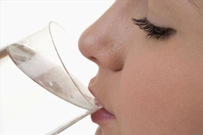Uống nhiều nước l&agrave; tốt l&agrave; một quan niệm sai lầm trong ăn uống cần tr&aacute;nh