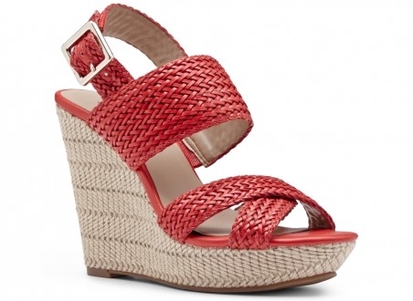Sandal đế xuồng: Đứng đầu trong danh sách những đôi sandal được yêu thích nhất mùa hè này là kiểu sandal đế xuồng. Loại sandal này được thiết kế với đế cao tầm 5-7 cm, thường được bện cói, có màu sắc trung tính kết hợp cùng quai sandal màu sắc sặc sỡ nổi bật. Phối sandal đế xuồng cùng với quần short kaki hay denim và áo sơ mi dáng rộng sẽ rất lên dáng cho các bạn nữ, vừa trẻ trung lại vừa gợi sự nữ tính.