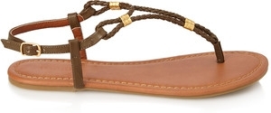 Sandal truyền thống: Phong cách nhỏ nhắn và đơn giản của sandal truyền thống thích hợp đi cùng với váy maxi hoạ tiết đặc sắc. Màu sắc tươi mát cùng với những phụ kiện đính kèm trên sandal như các hạt đá lấp lánh sẽ rất bắt mắt khi bạn đi đôi giày này. Bạn có thể tìm kiếm đôi giày kiểu này từ thương hiệu Forever 21.