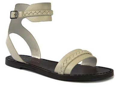 Sandal bện dây đơn giản: Sandal màu kem với điểm nhấn là quai được bện lại với nhau từ một mẫu mới của thương hiệu Charles & Keith là một sự lựa chọn tuyệt vời khi kết hợp cùng với chân váy, quần short và áo thun. Thêm một chiếc ví oversized sẽ giúp bạn tự tin xuống phố với phong cách đơn giản mà ấn tượng. 