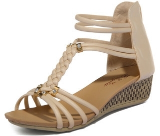 Sandal phá cách: Xuất hiện trong danh sách các mẫu sandal của thương hiệu Yes Style, kiểu sandal này có phần đế độn lên một chút và phần đầu hơi cao. Sự tinh tế trong từng chi tiết tạo nên vẻ đẹp hoàn mỹ của loại sandal này.  Từ dây giày bện, những hạt đá, phụ kiện vàng lấp lánh, kết cấu đồng nhất, chiếc sandal này tuy có nhiều chi tiết nổi bật riêng lẻ, nhưng tất cả hoà quyện với nhau để tạo ra một sản phẩm tuyệt vời cho chị em phụ nữ.