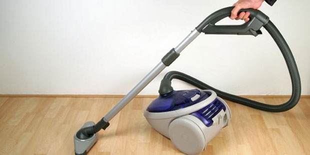 Sử dụng m&aacute;y h&uacute;t bụi để l&agrave;m sạch s&agrave;n gỗ