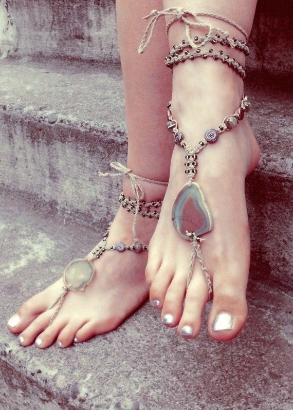 Giầy bare-foot sandal tiện lợi khi đi dọc những bờ c&aacute;t d&agrave;i