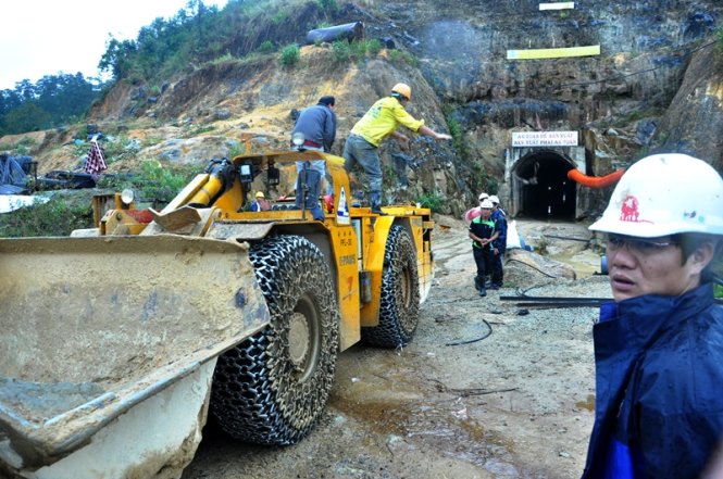 Hàng trăm người đã được huy động để phục vụ công tác cứu hộ, cứu nạn. Tuy nhiên đến chiều 16/12, công tác giải cứu nạn nhân mắc kẹt vẫn gặp nhiều khó khăn. 