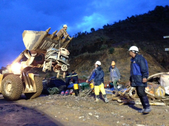 5h sáng 17/12 thêm xe ủi được đưa đến hiện trường. 
