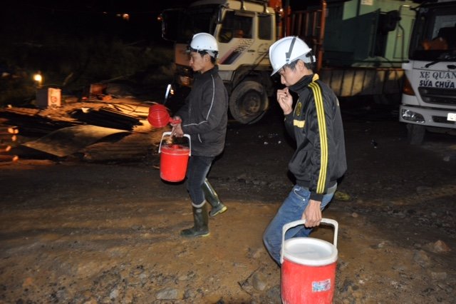 1h sáng 17-12, cháo gà nóng hổi được đưa đến cho anh em cứu hộ truyền vào 12 anh em còn bị kẹt trong hầm thủy điện Đạ Dâng.