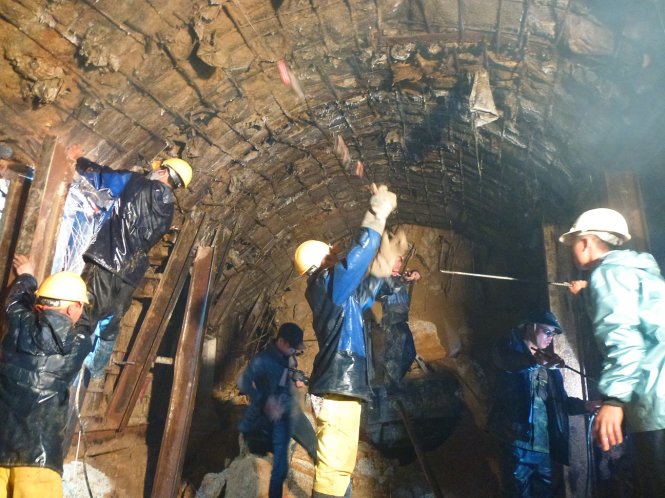 23h45 16/12 sau một cuộc hội ý nửa đêm, các lực lượng đã yêu cầu chở 30m3 gỗ để đưa vào hiện trường nhằm nẹp các giá chống đỡ đường vào hầm.