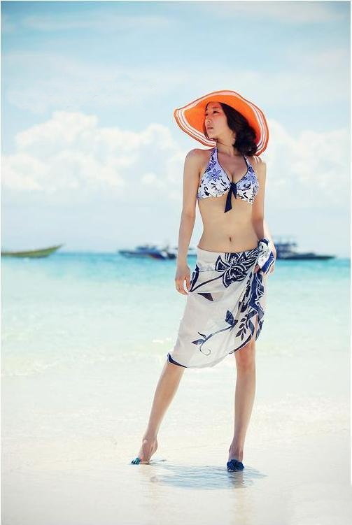 Biến tấu sarong th&agrave;nh v&aacute;y duy&ecirc;n d&aacute;ng cho c&ocirc; n&agrave;ng đi biển