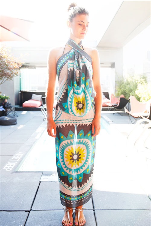 Biến tấu sarong th&agrave;nh v&aacute;y duy&ecirc;n d&aacute;ng cho c&ocirc; n&agrave;ng đi biển
