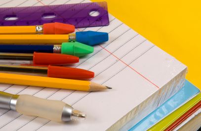 B&uacute;t ch&igrave;, b&uacute;t bi, vở, thước kẻ,... l&agrave; những đồ d&ugrave;ng học tập cơ bản