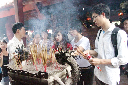Nhiều thí sinh thi đại học 2014 tìm đến những chốn đền, chùa linh thiêng để cầu đỗ đạt Sĩ tử mê muội bói toán trước kỳ thi đại học 2014