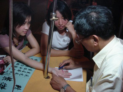 Sĩ tử mê muội bói toán trước kỳ thi đại học 2014 Sĩ tử mê muội bói toán trước kỳ thi đại học 2014