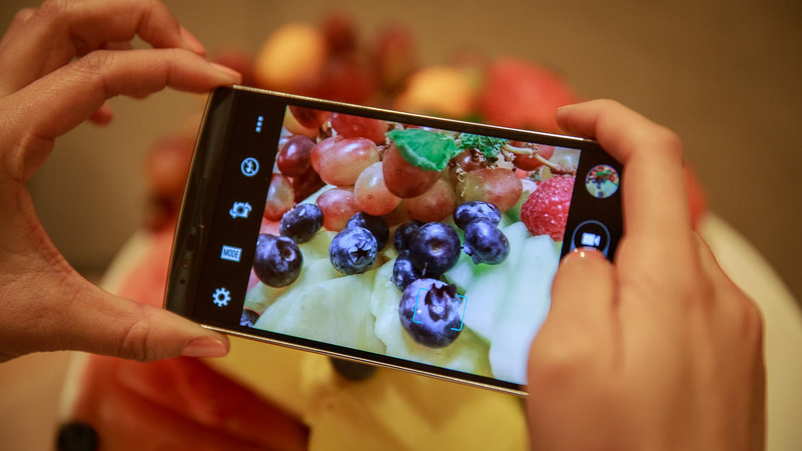 Chiếc smartphone độc đ&aacute;o n&agrave;y được trang bị camera 13MP