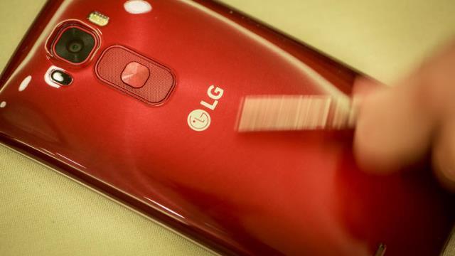 Khả năng tự l&agrave;nh vết xước l&agrave; một trong những yếu tố khiến chiếc smartphone độc đ&aacute;o n&agrave;y trở n&ecirc;n nổi bật