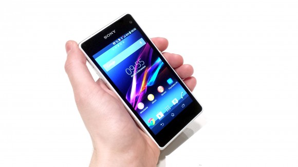 Sony Xperia Z1 mini Compact l&agrave; một mẫu smartphone gi&aacute; rẻ, c&oacute; chứng nhận chống nước bụi đạt chuẩn IP58