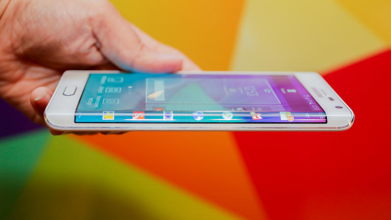 Smartphone m&agrave;n h&igrave;nh gập sẽ l&agrave; bước tiến đ&aacute;ng kể so với smartphone m&agrave;n h&igrave;nh cong