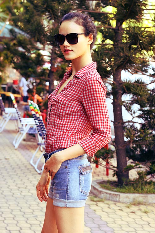 Siêu mẫu Tuyết Lan sành điệu và cuốn hút với sơ mi caro và short jeans Siêu mẫu Tuyết Lan sành điệu và cuốn hút với sơ mi caro và short jeans