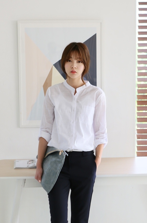 Chất liệu thường được sử dụng cho kiểu sơ mi cổ trụ l&agrave; denim, linen v&agrave; kaki