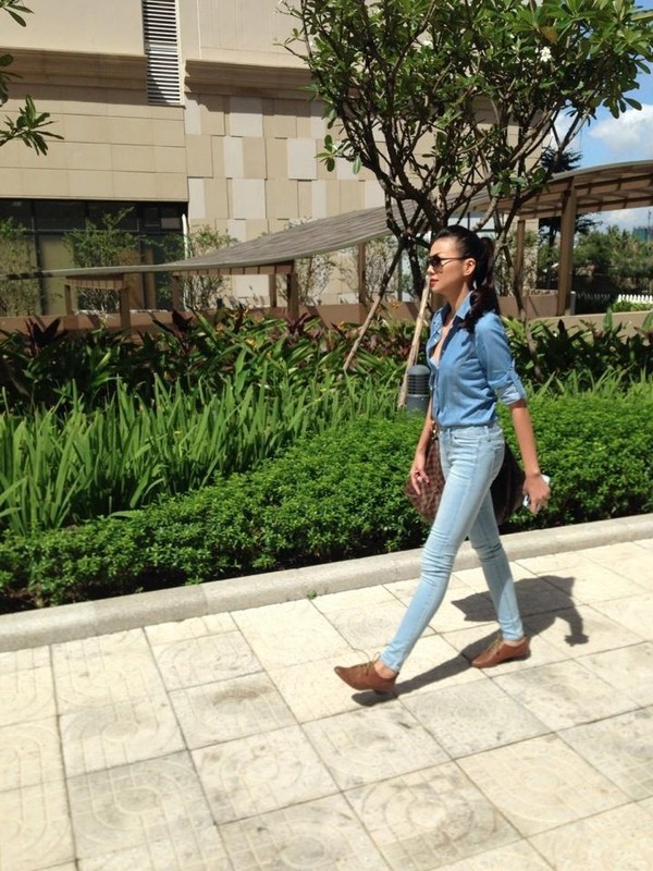 Phong c&aacute;ch denim on denim của Thanh Hằng trẻ trung v&agrave; s&agrave;nh điệu