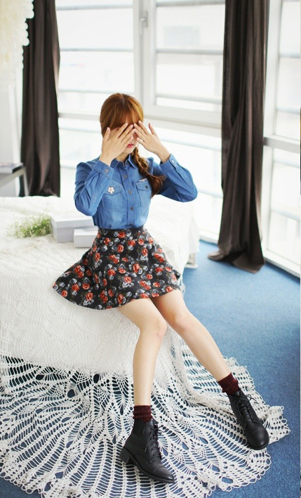 Sơ mi denim kết hợp với v&aacute;y hoa vừa trẻ trung vừa nữ t&iacute;nh