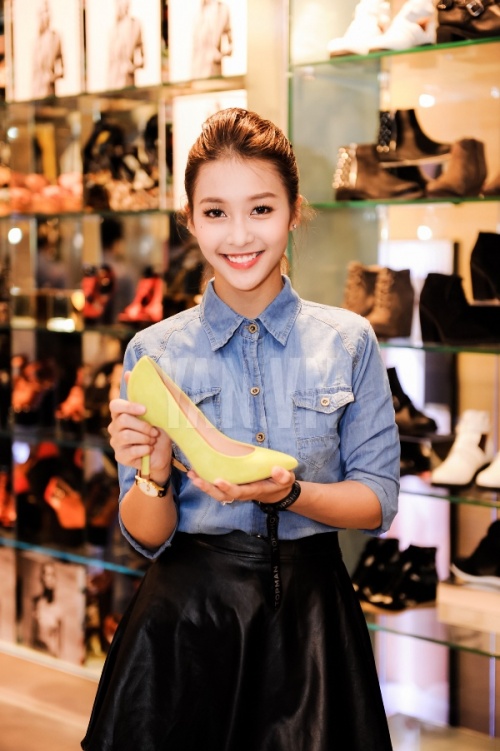 Khả Ng&acirc;n kh&eacute;o l&eacute;p chọn &aacute;o sơ mi denim mix c&ugrave;ng ch&acirc;n v&aacute;y da