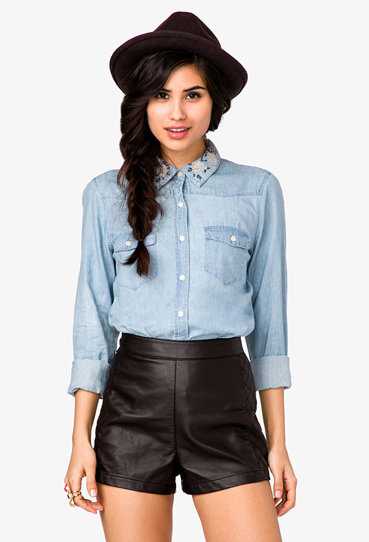 Chất liệu da phối c&ugrave;ng sơ mi denim tạo n&ecirc;n sự khỏe khoắn v&agrave; năng động