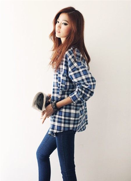 Qu&acirc;̀n jeans đi c&ugrave;ng &aacute;o sơ mi kẻ caro sáng màu tạo th&agrave;nh bộ đ&ocirc;i năng động v&agrave; phong c&aacute;ch