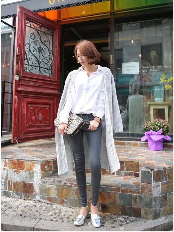 Sơ mi trơn kiểu dáng đơn giản với một chiếc quần jeans không cầu kỳ mà vẫn thời trang Sơ mi trơn kiểu dáng đơn giản với một chiếc quần jeans không cầu kỳ mà vẫn thời trang