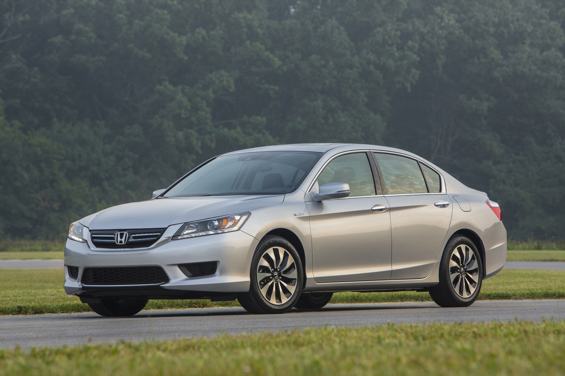 Honda Accord 2015 thiết kế lưới tản nhiệt với hai thanh ngang mạ cr&ocirc;m