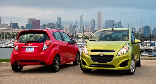 Khi so s&aacute;nh &ocirc; t&ocirc;, cả Chevrolet Spark v&agrave; Nissan Versa đều c&oacute; nhiều n&acirc;ng cấp động cơ