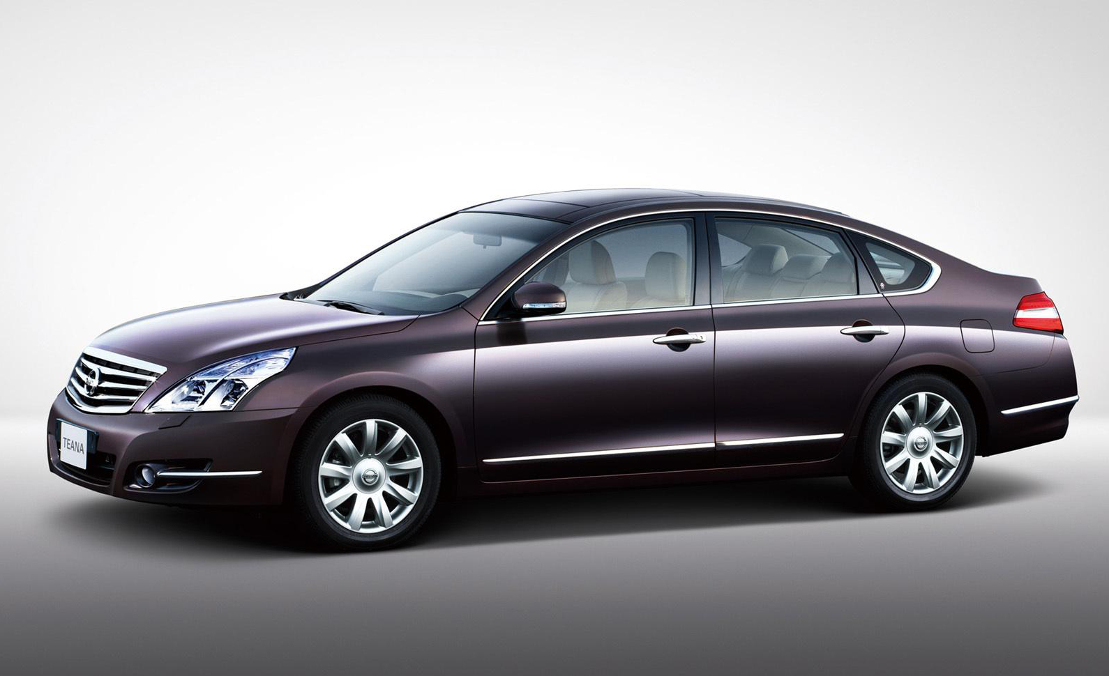 Nissan Teana sử dụng lợi thế từ hộp số tự động v&ocirc; cấp CVT cải tiến