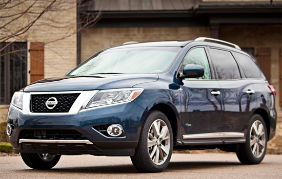 Nissan Pathfinder 2015 vẫn mang tr&ecirc;n m&igrave;nh những n&eacute;t c&aacute;ch t&acirc;n đặc trưng 