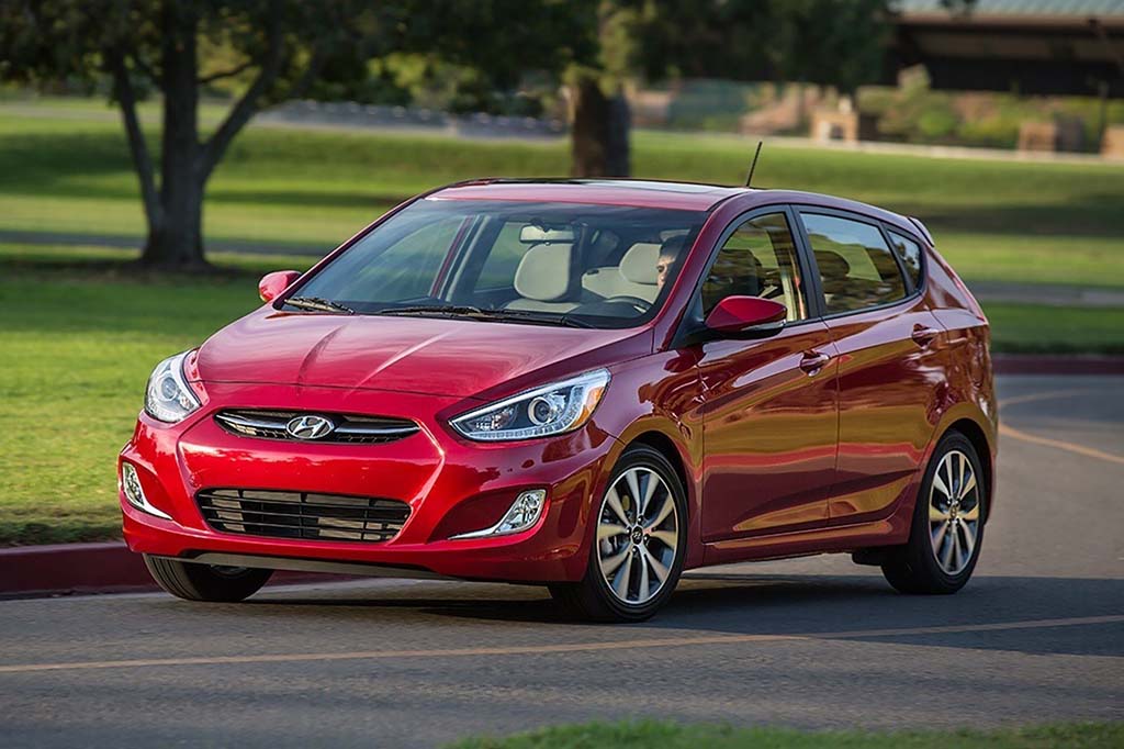 Khi so s&aacute;nh &ocirc; t&ocirc; Hyundai Accent 2016 kh&ocirc;ng thay đổi nhiều thiết kế như Honda Fit 