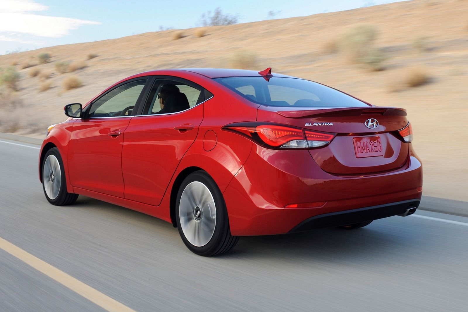 Xe Hyundai Elantra được trang bị hai loại động cơ 1.6L v&agrave; 1.8L