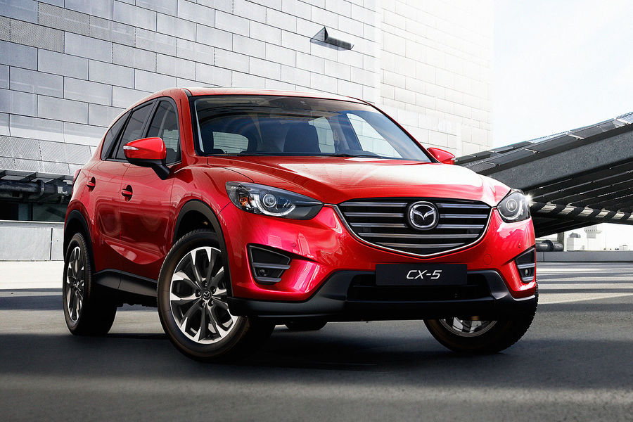 Khi so s&aacute;nh &ocirc; t&ocirc;, Mazda CX-5 v&agrave; Toyota Prius đều c&oacute; gi&aacute; cả phải chẳng v&agrave; tiết kiệm nhi&ecirc;n liệu hiệu quả