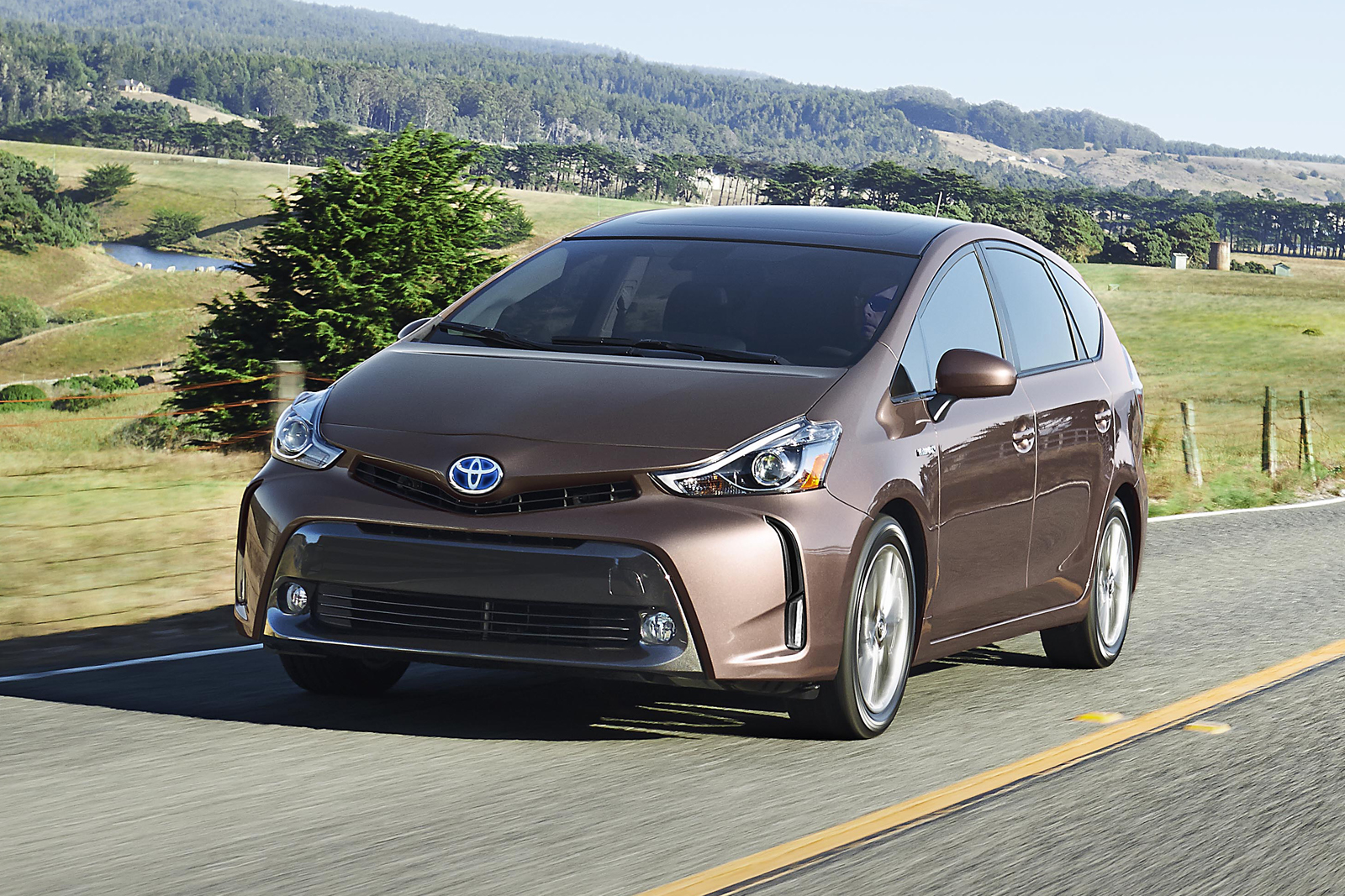 Toyota Prius 2015 c&oacute; c&aacute;i nh&igrave;n trẻ trung, thể thao hơn 